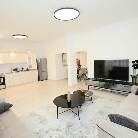City Center Luxury Apartment In Netanja Buitenkant foto