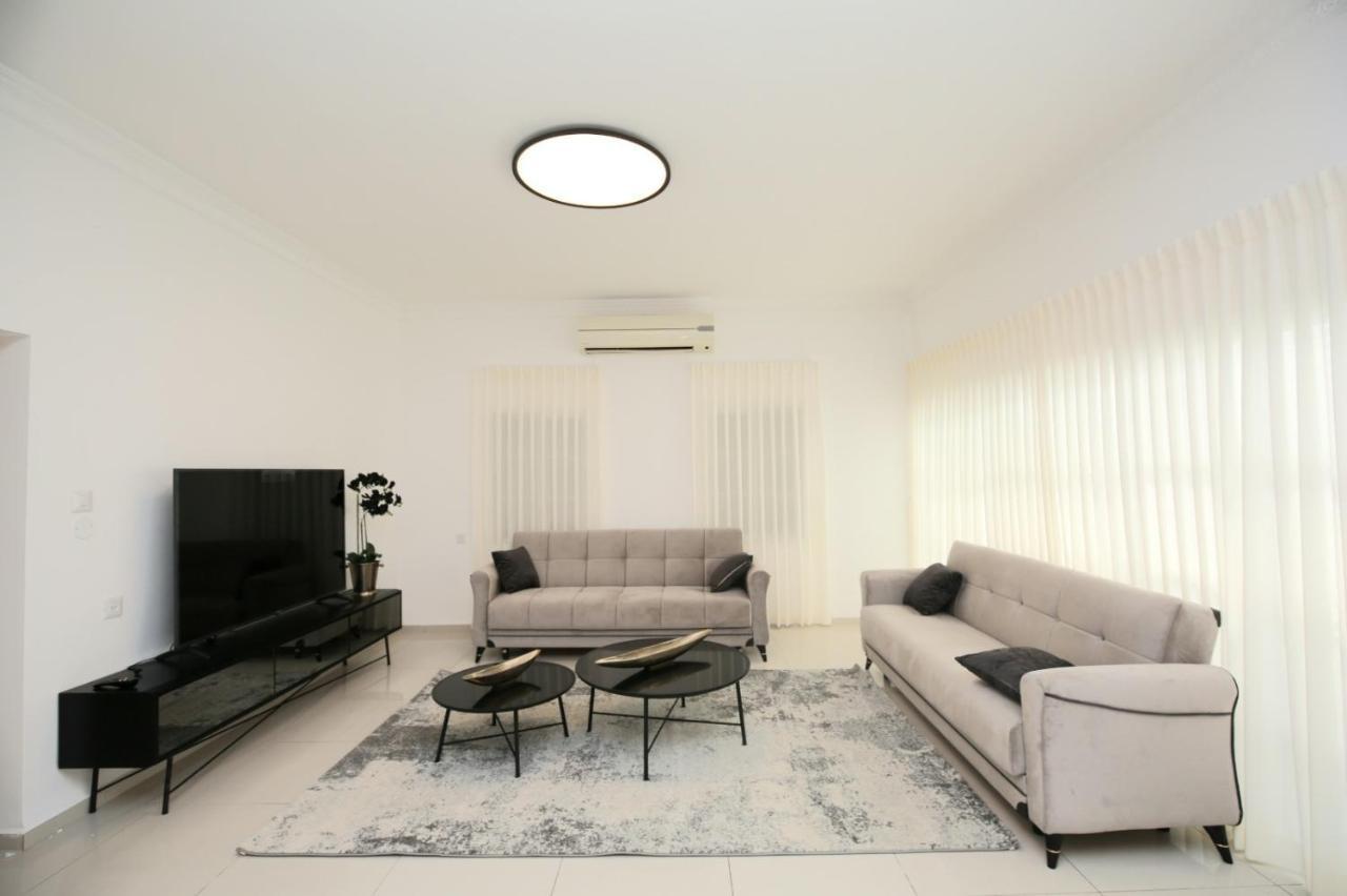 City Center Luxury Apartment In Netanja Buitenkant foto