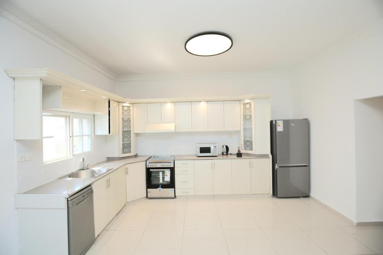 City Center Luxury Apartment In Netanja Buitenkant foto