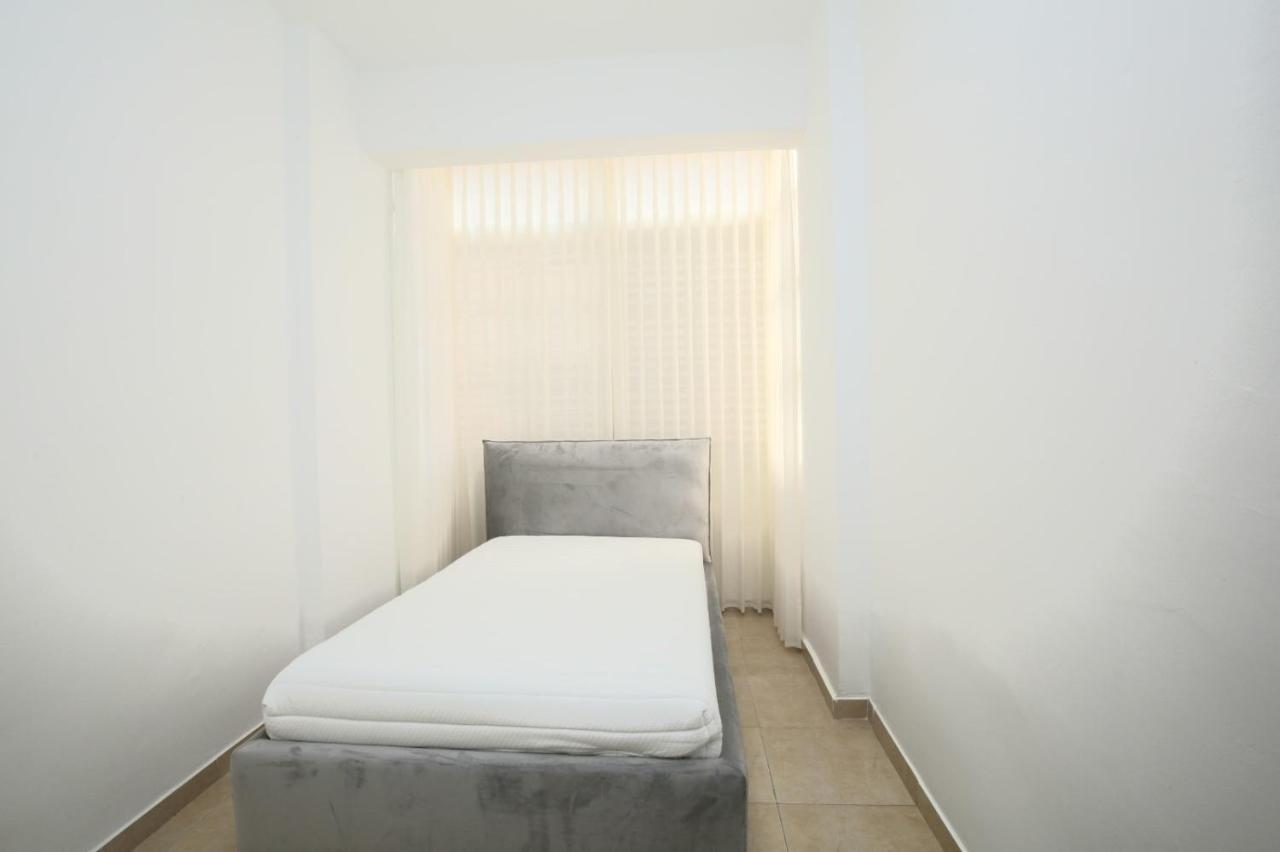 City Center Luxury Apartment In Netanja Buitenkant foto