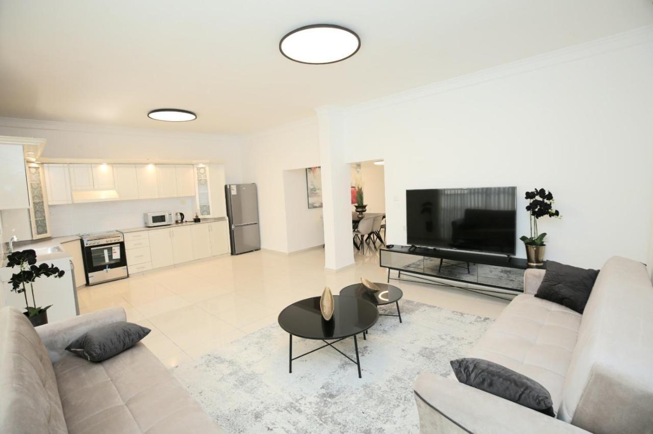 City Center Luxury Apartment In Netanja Buitenkant foto