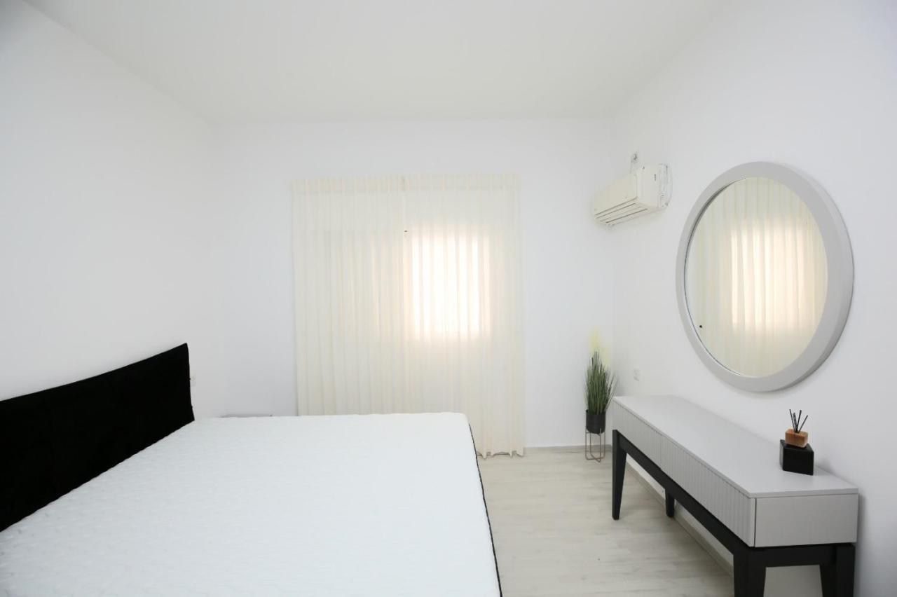 City Center Luxury Apartment In Netanja Buitenkant foto