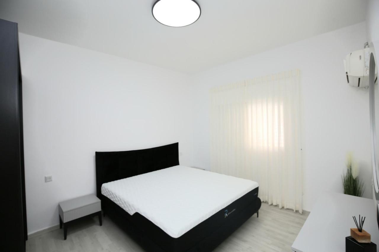 City Center Luxury Apartment In Netanja Buitenkant foto