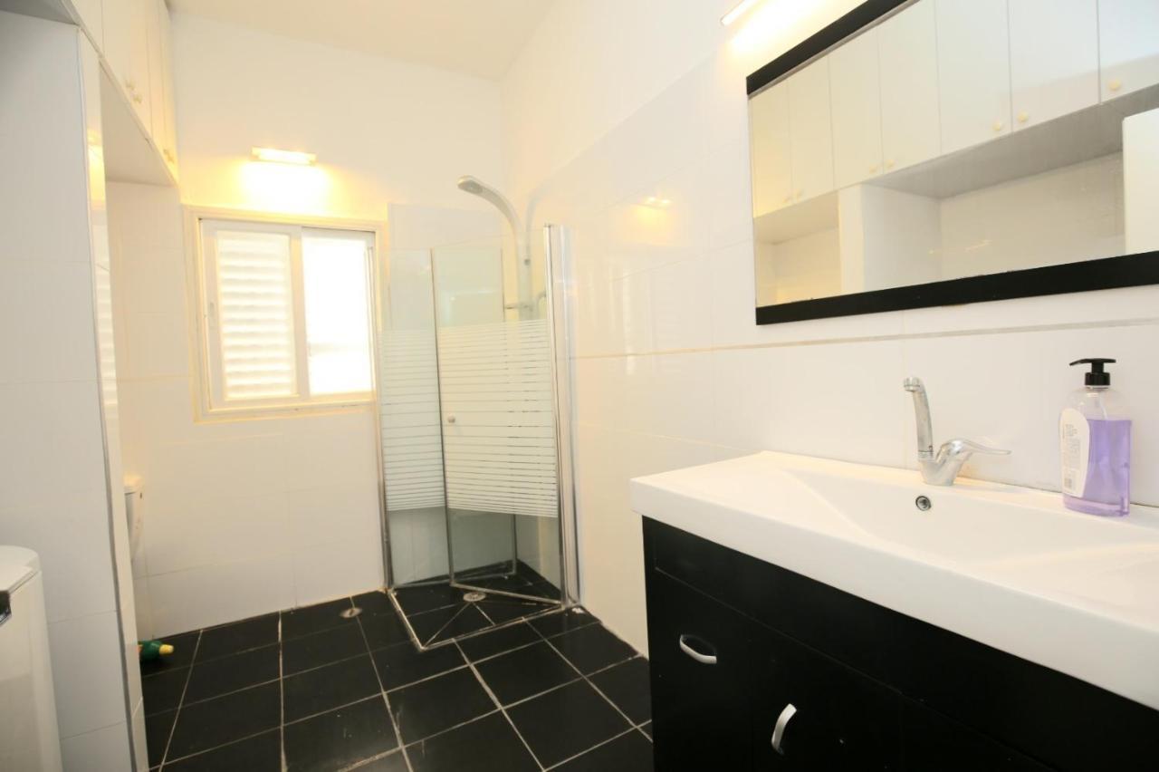 City Center Luxury Apartment In Netanja Buitenkant foto